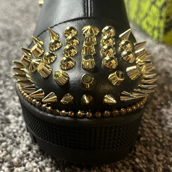 Black and gold spiked boots - Picture 4 of 5